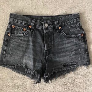 Distressed Black Levi 501 Shorts sz 25